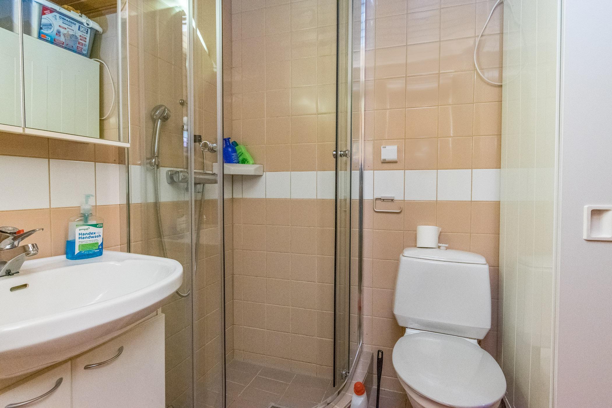 Metsänpirtti 3 suihku