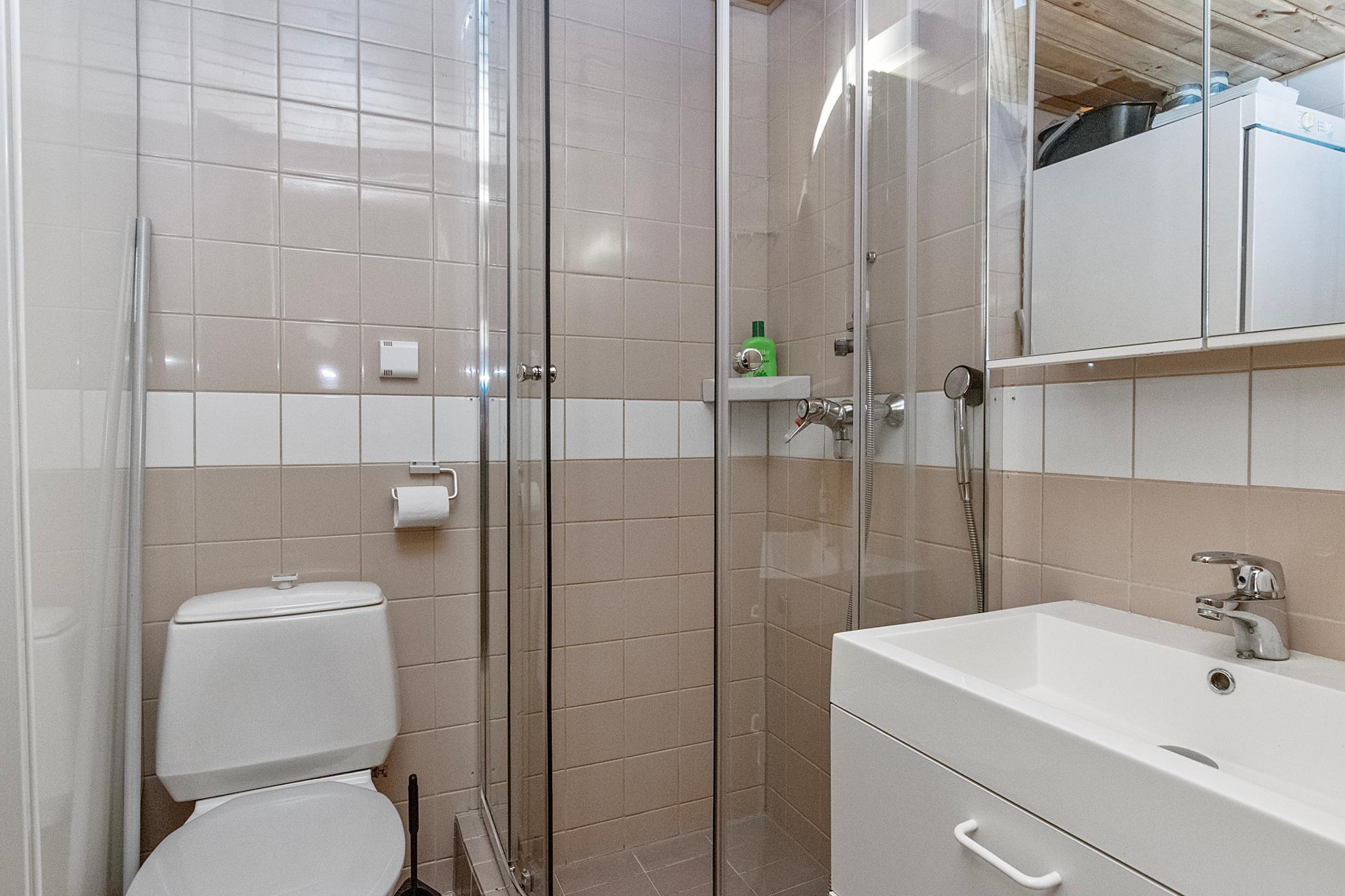 Metsänpirtti 1 suihku