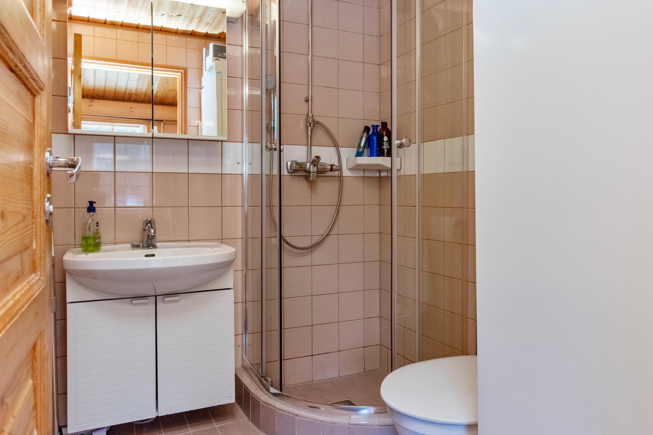 Metsänpirtti 3 suihku