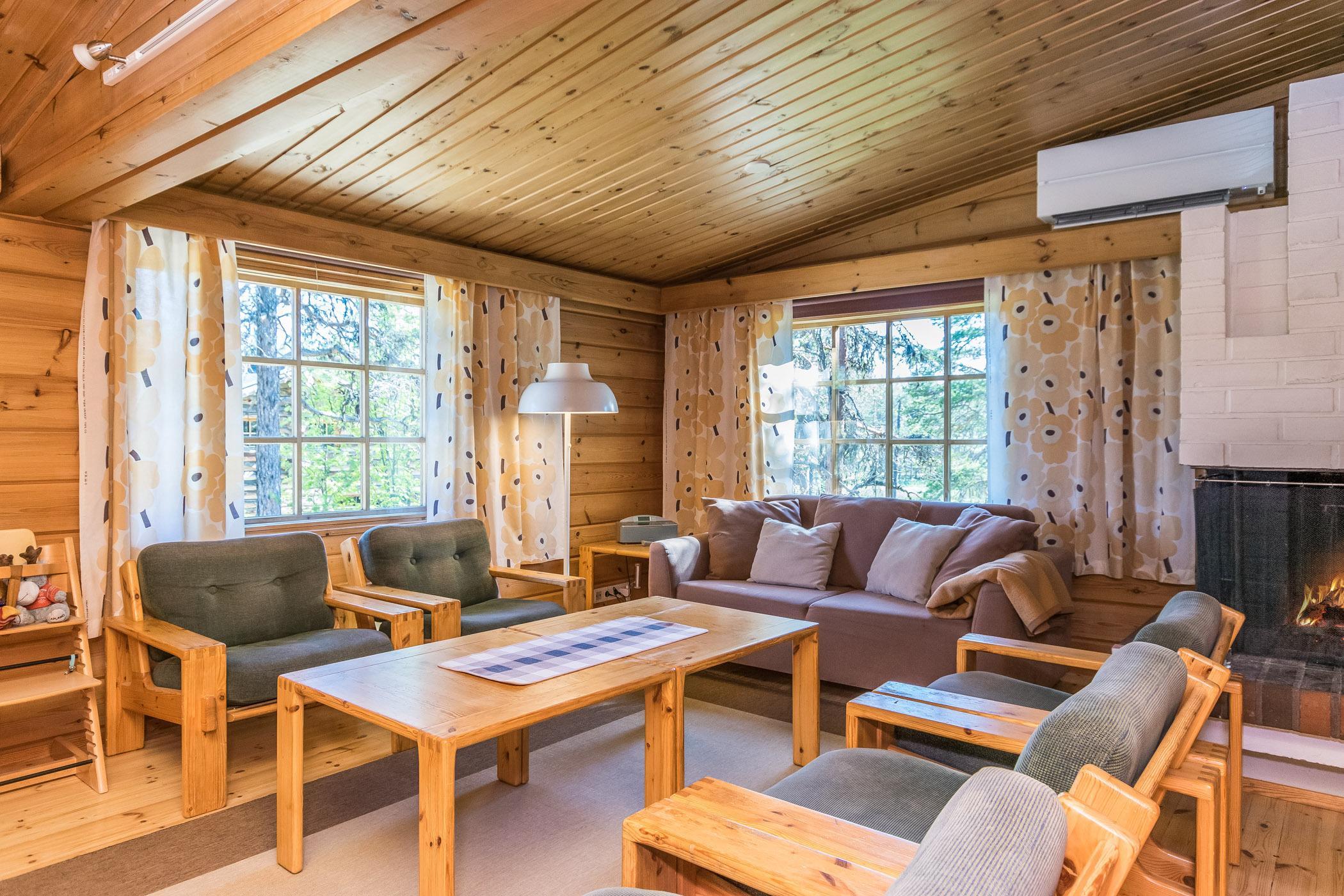 Kuva metsäntuvan olohuoneesta.