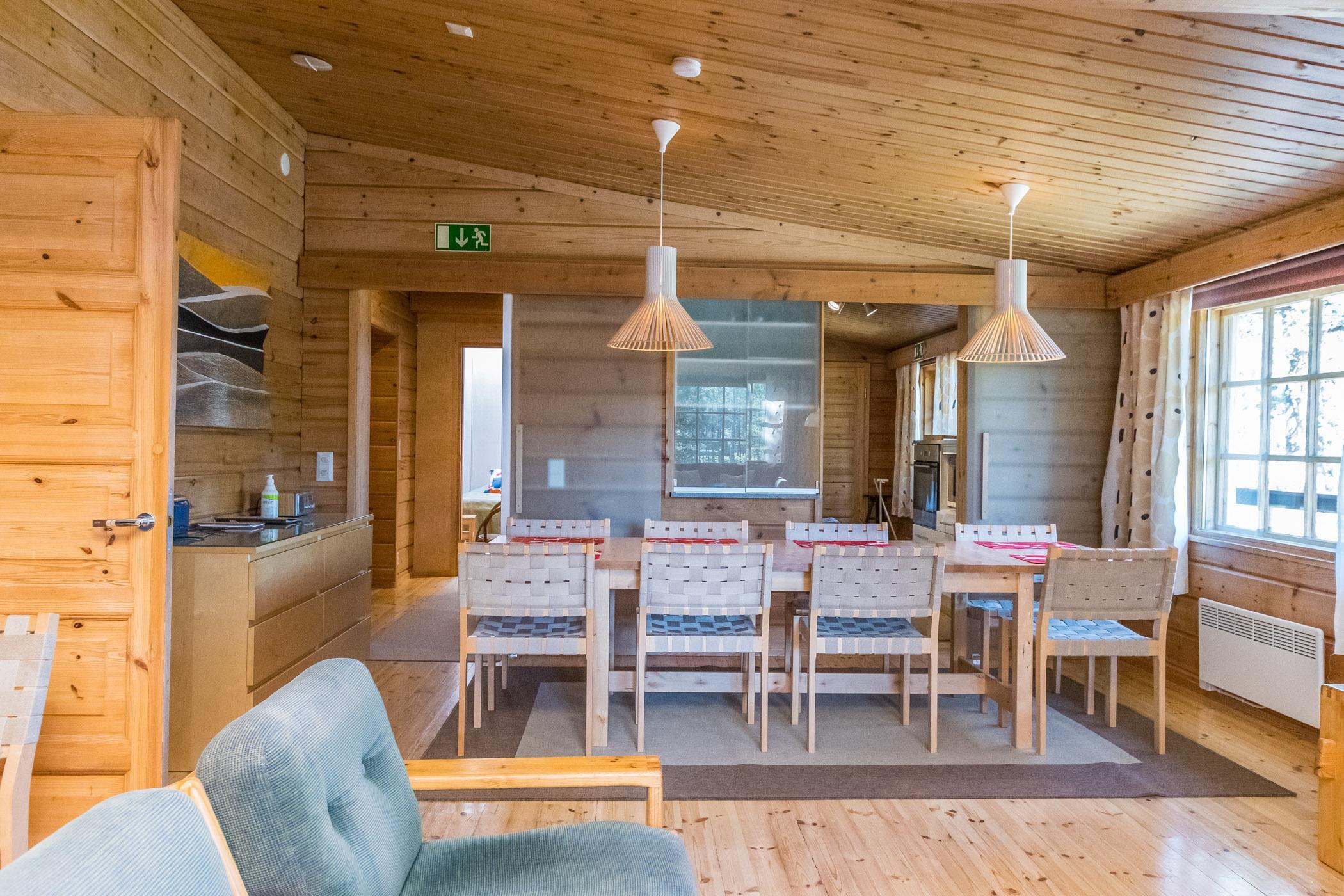 Kuva metsäntuvan olohuoneesta.