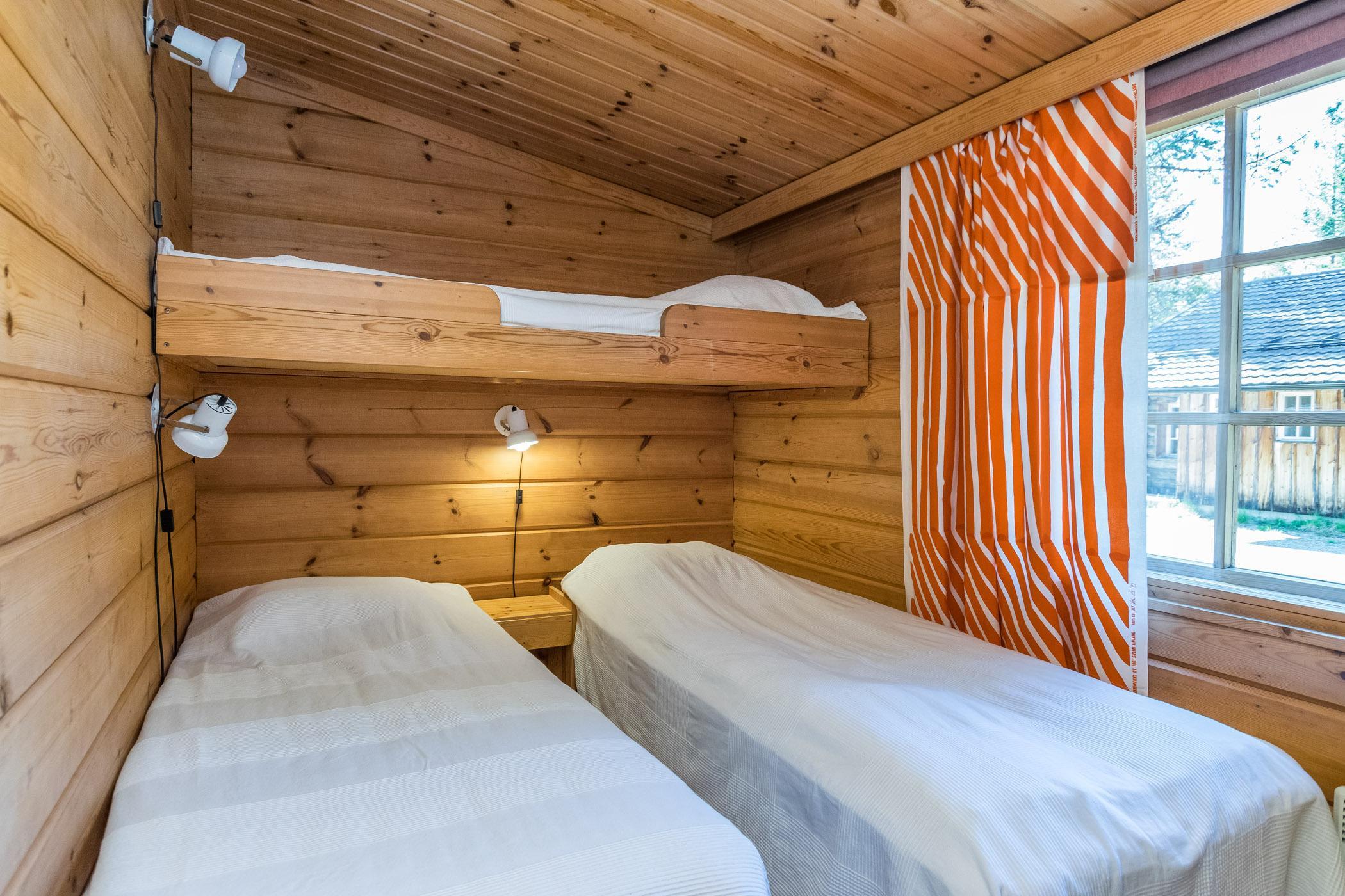 Kuva metsäntuvan olohuoneesta.