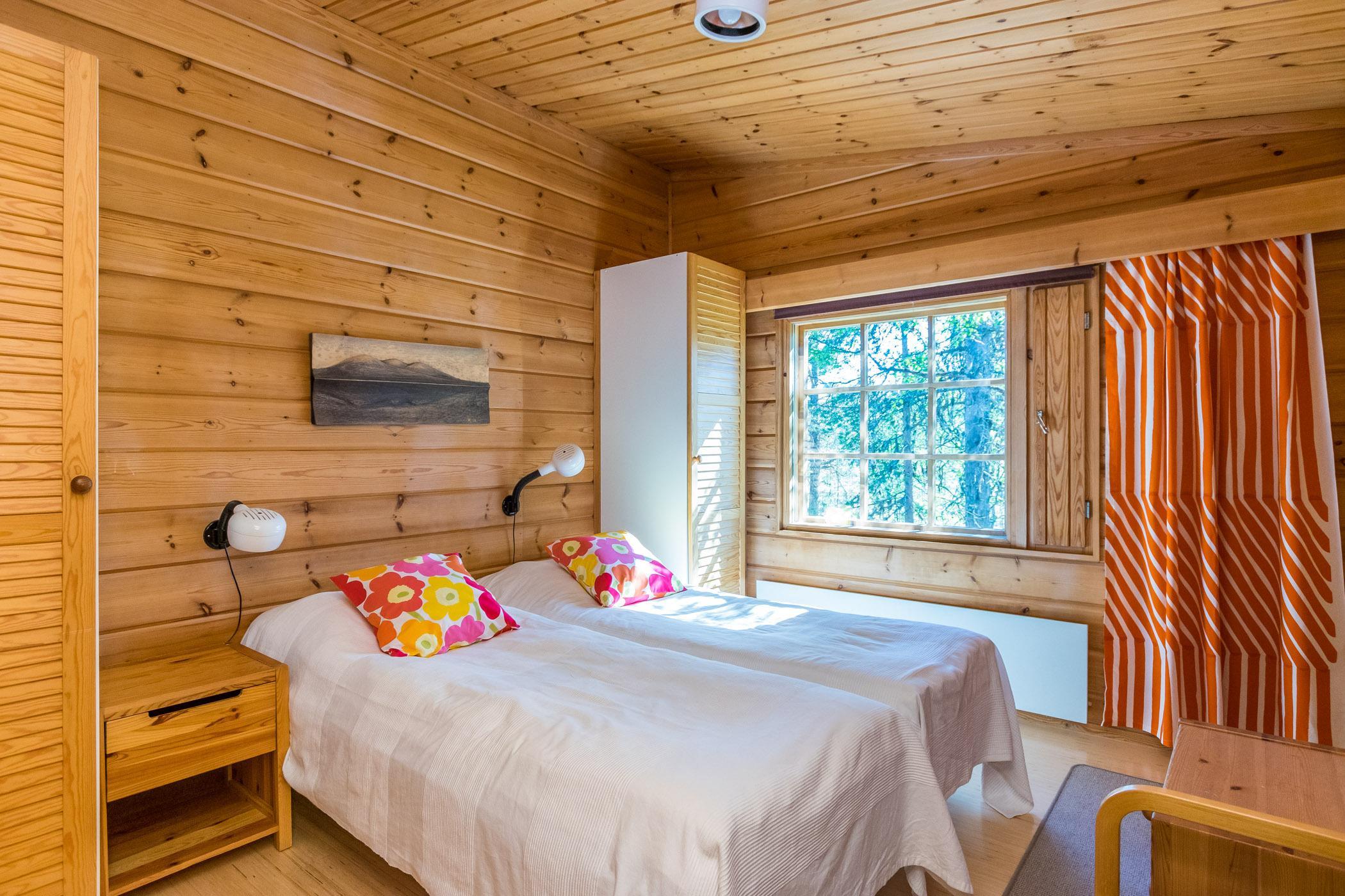 Kuva metsäntuvan olohuoneesta.