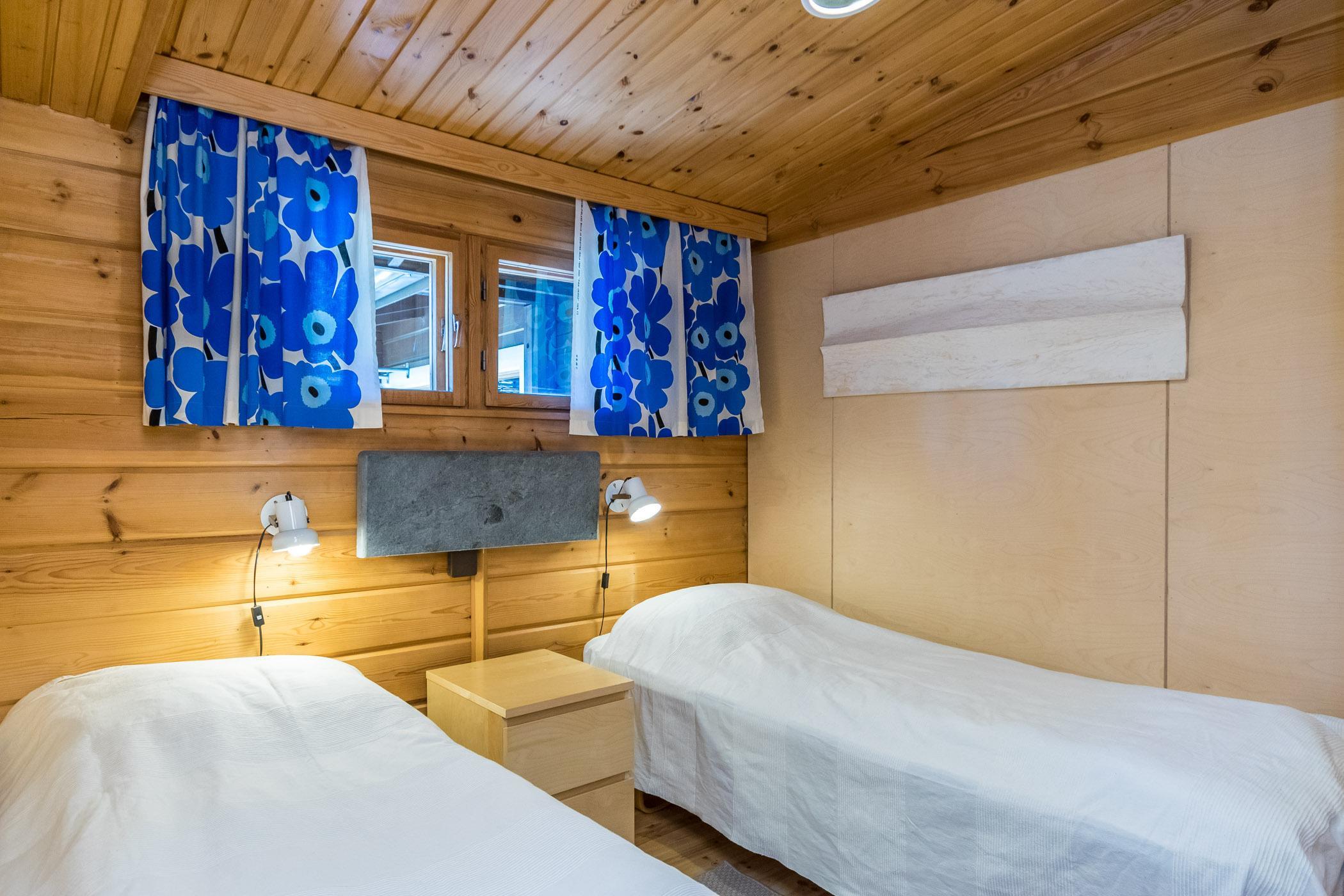 Kuva metsäntuvan olohuoneesta.